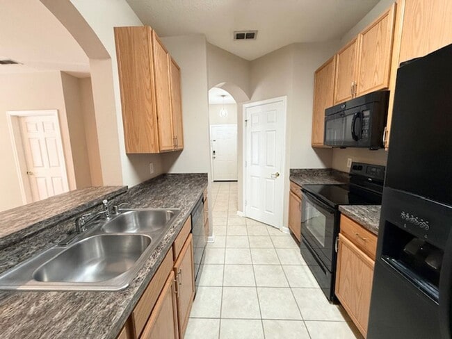 Building Photo - Ground-Level 3-Bedroom Condo in the Gated ...