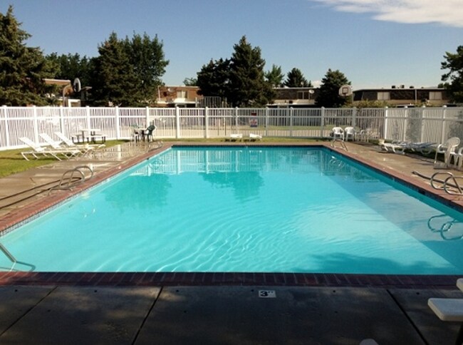 Building Photo - Secure Meadowbrook Village Condo w 1 car g...
