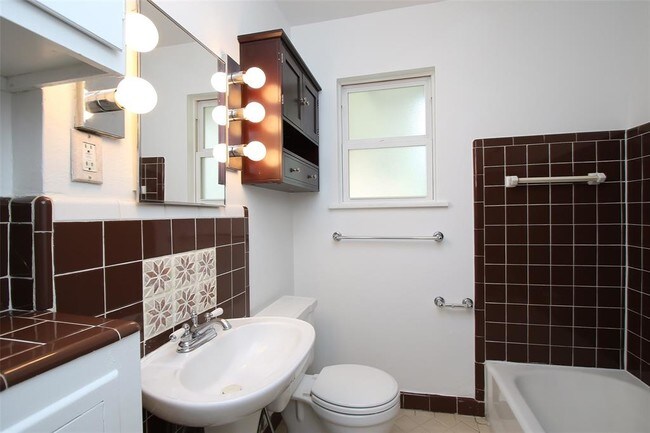 Building Photo - 5036 De Milo Dr