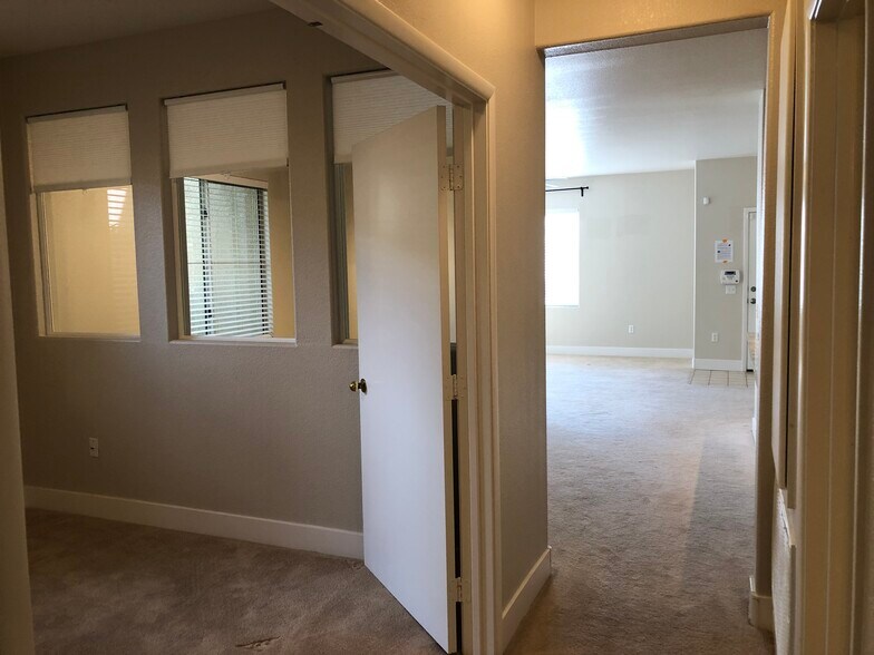Building Photo - 720 Peachy Canyon Cir