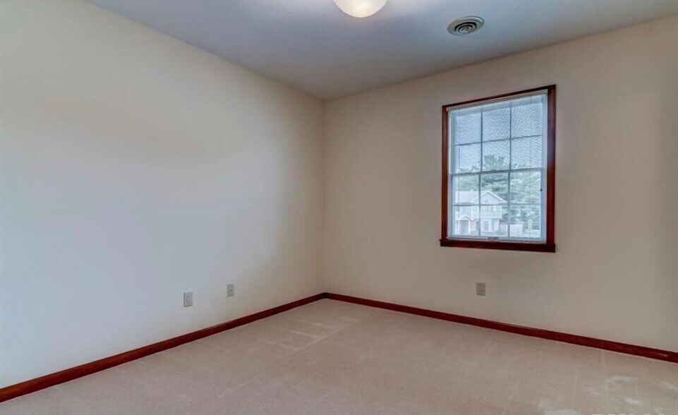 Building Photo - 3120 Kensington Dr