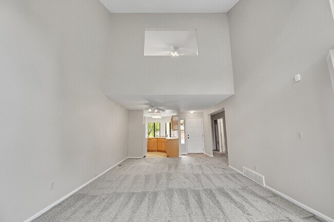 Building Photo - $1,850.00, 2 bed, 2 bath, located in Color...
