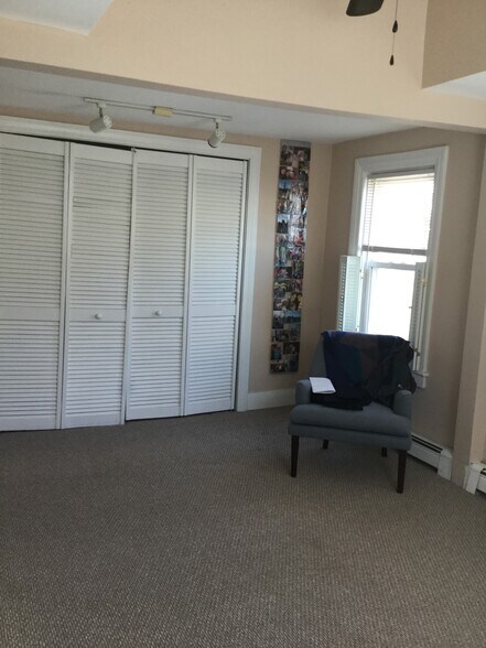 Building Photo - 889 Hope St