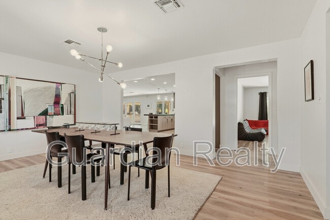 Building Photo - 3007 La Mesa Dr