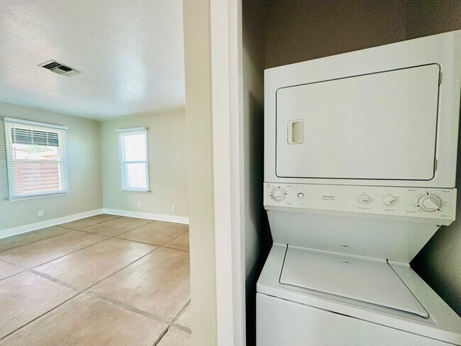Building Photo - 1/2 Off First Full Month's Rent! Renovated...