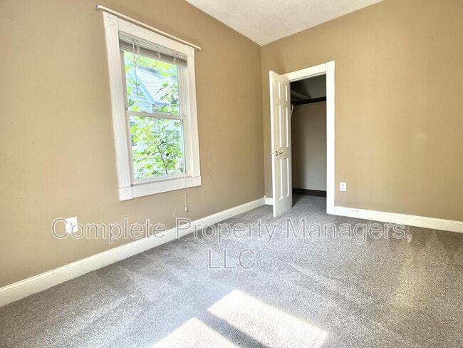 Building Photo - 806 John Farry Pl