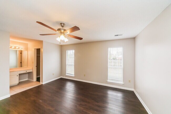 Building Photo - 7110 Redfern Dr