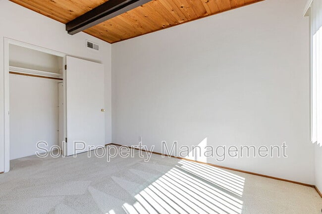 Building Photo - 3 Treanor St