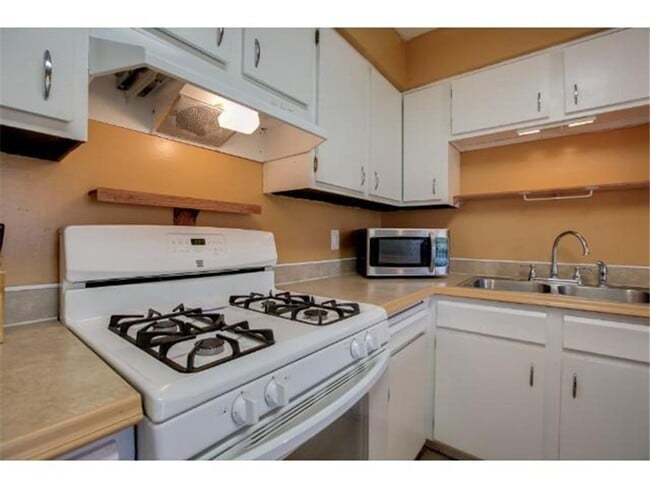 Building Photo - Updated Townhome in Coon Rapids!!  3bed/2bath