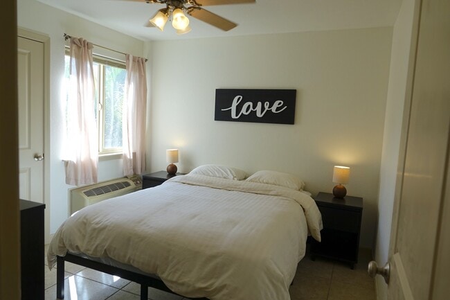 Building Photo - 3 bedroom, 1.5 bathroom furnished condo at...