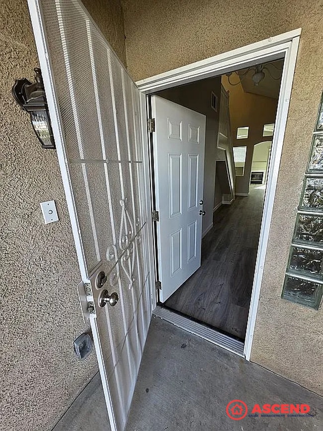 Building Photo - Beautiful Home in the Southwest!