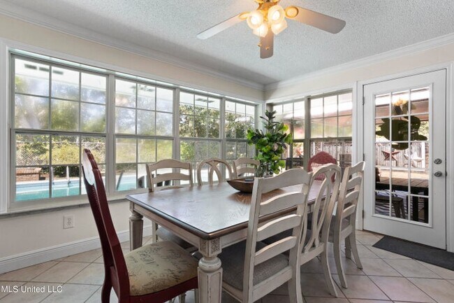 Building Photo - 550 Mockingbird Dr