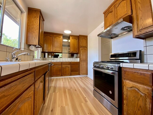 Building Photo - Renovated Single-Family Home on the Penins...