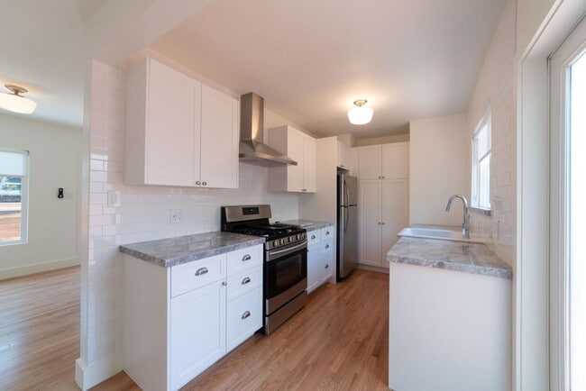 Building Photo - Spacious & Updated 1 Bed 1 Bath in the Heart of Echo Park - Parking & Laundry
