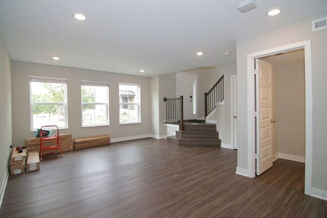 Building Photo - Beautiful Zionsville Townhome - *Special Offer!