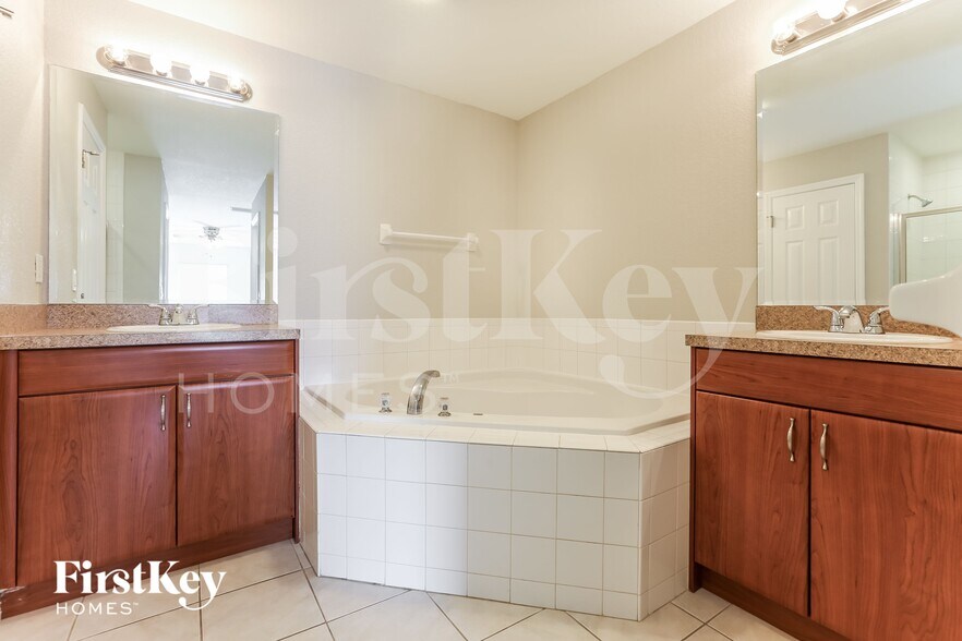 Building Photo - 2637 Lacroix Ave