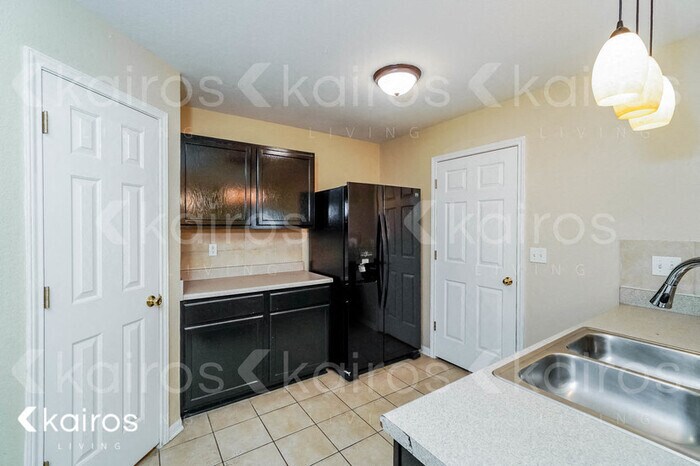 Building Photo - 404 Ali Dr