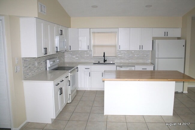 Building Photo - Updated 3 bed 2 bath Close to downtown