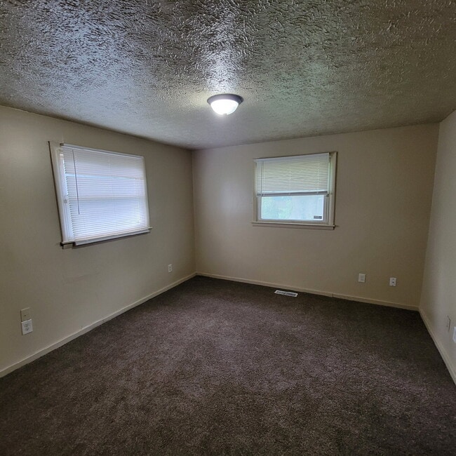 Building Photo - 4BR/2BA House w/Garage!
