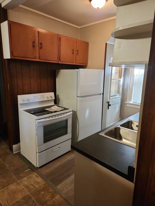 Building Photo - Spacious 4 Bedrooms!