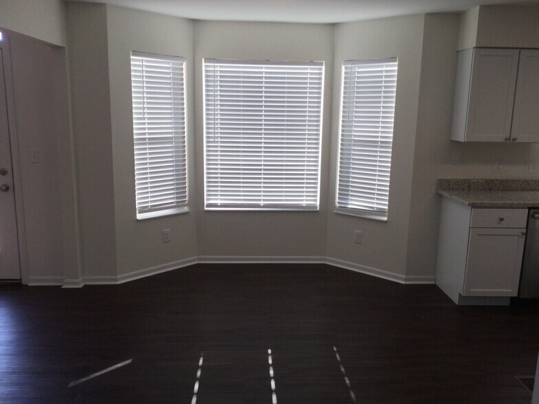 Building Photo - 2831 Coachlight Ln