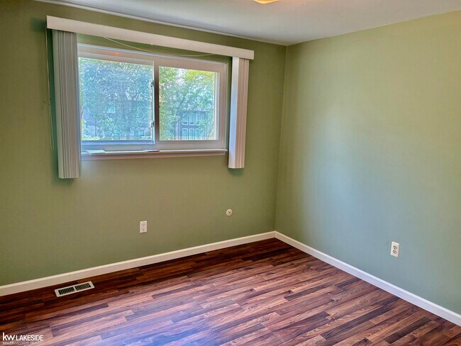 Building Photo - 3550 Kings Point Dr