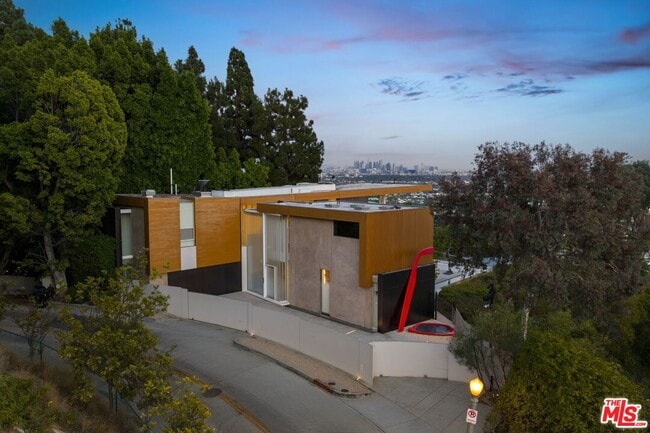 Building Photo - 1430 Sunset Plaza Dr