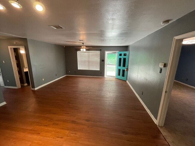 Building Photo - Cute 2006 Home!