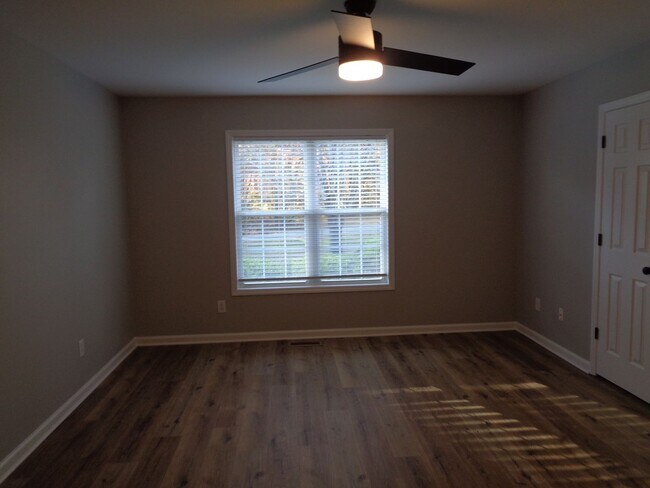 Building Photo - APPLICATION PENDING-NICE-One Level House for Rent in Oak Ridge