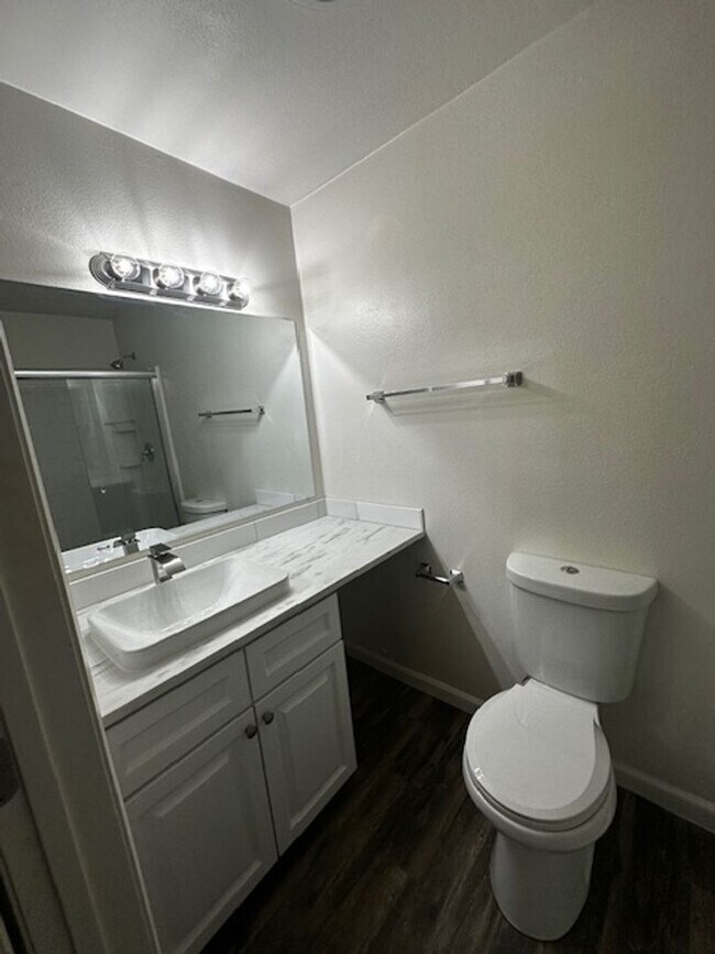 Building Photo - Charming Condo 3+2