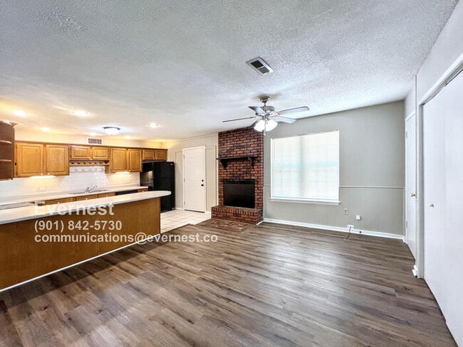 Building Photo - 6375 Greenbriar Dr