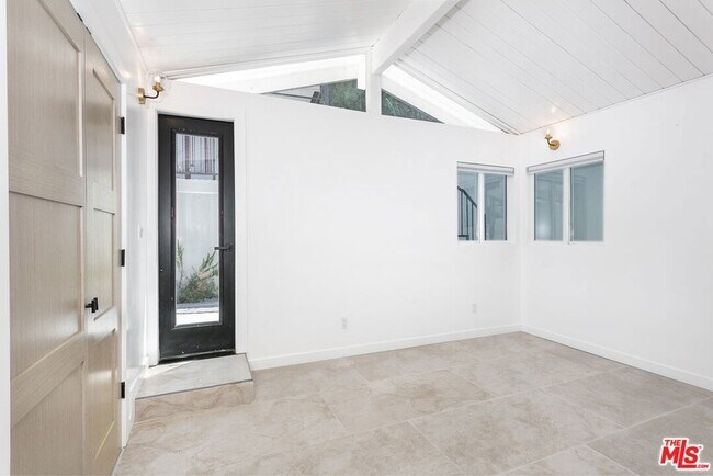 Building Photo - 16733 Oak View Dr