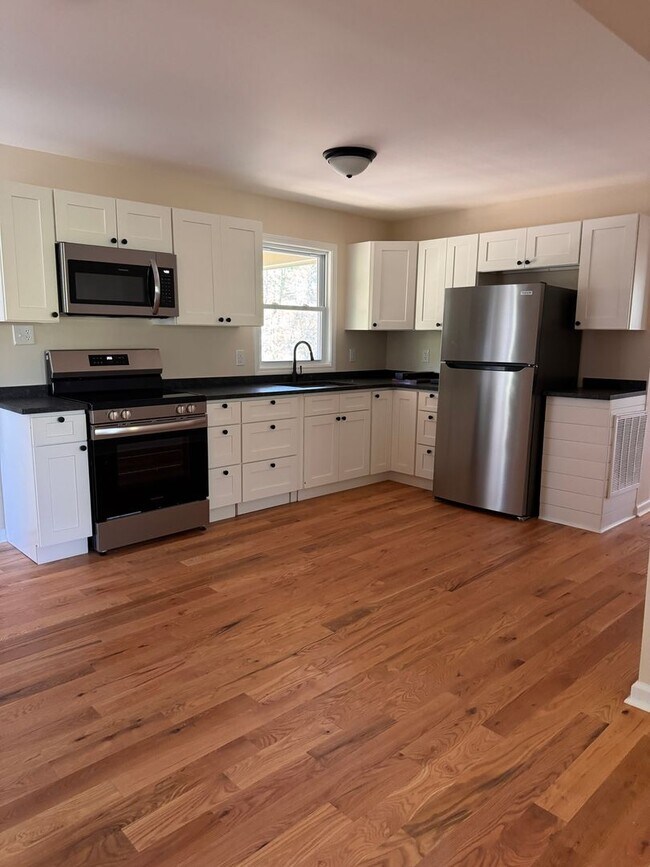 Building Photo - 3 Bedroom || 1 Bathroom - Single Family Home