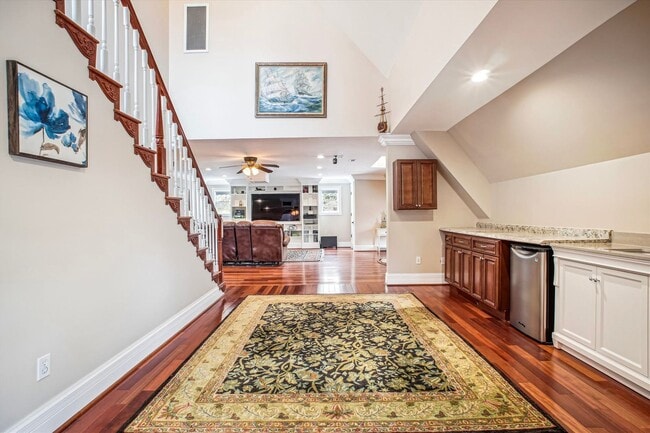 Building Photo - Stunning and Spacious Single Family Home S...