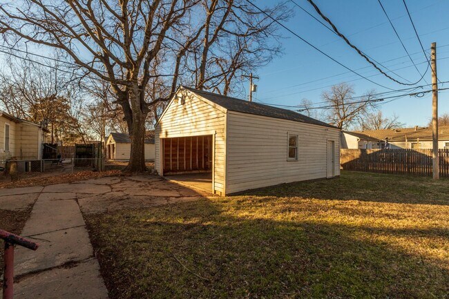 Building Photo - Beautiful Brookside duplex unit - NO PETS