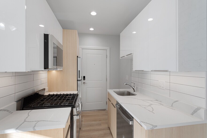 Building Photo - 1631 W Chase Ave