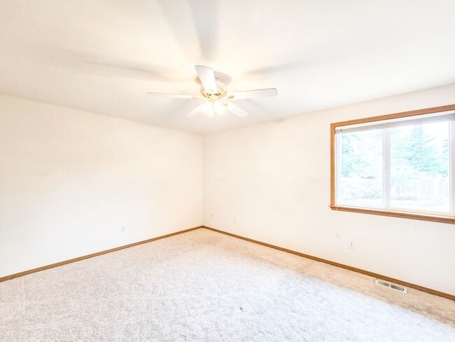 Building Photo - Well Kept 3BD Rambler
