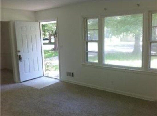 Building Photo - 10104 White Ave