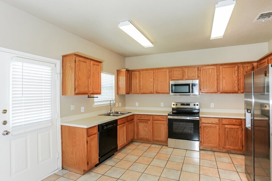 Building Photo - 2713 Meadowview Dr