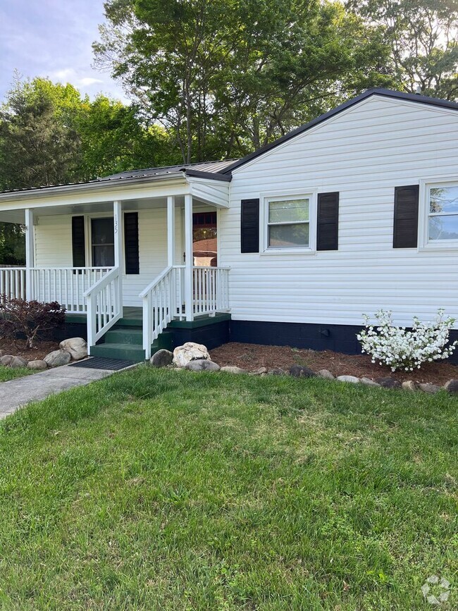 Building Photo - 2-bedroom House off Country Club (interior...