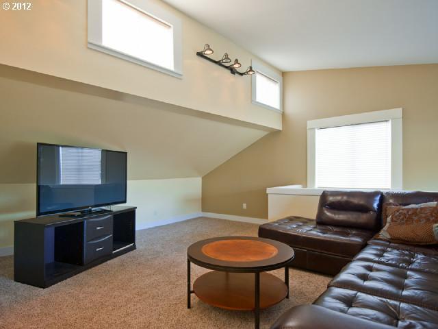 Building Photo - Remodeled Portland 3 Bd/2 Bth Craftsman Home.