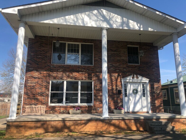 Building Photo - 424 W Maple St