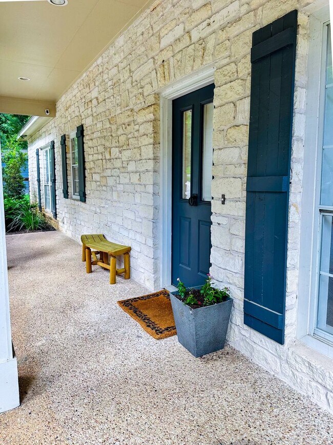 Building Photo - *** Lake Austin House * Waterfront * Lush 2 Acre Yard w/ Boat Dock * Pet Friendly * Fully Furnish...