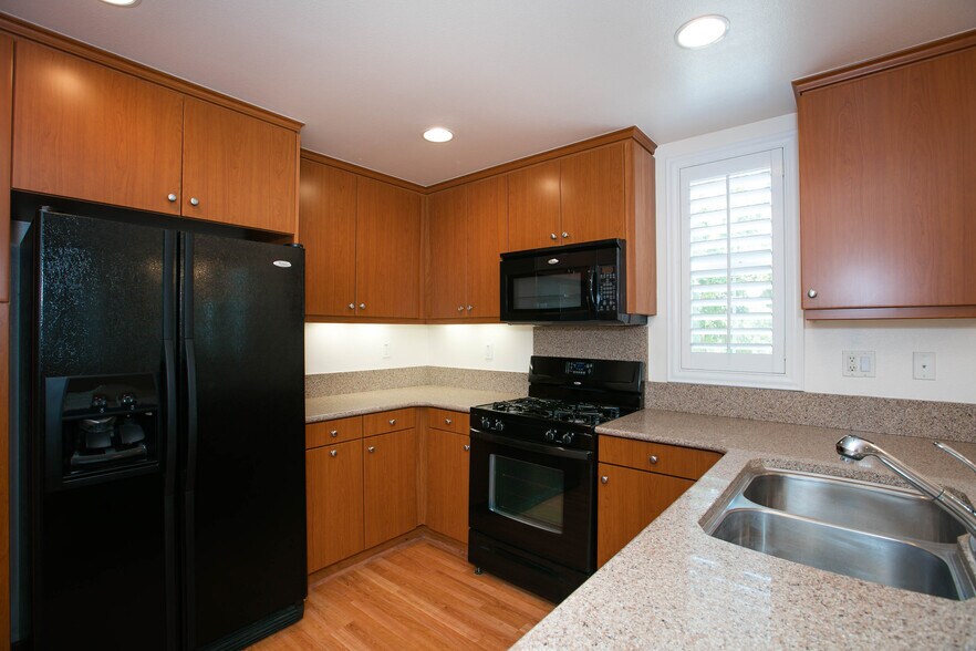 Building Photo - 720 S San Fernando Blvd