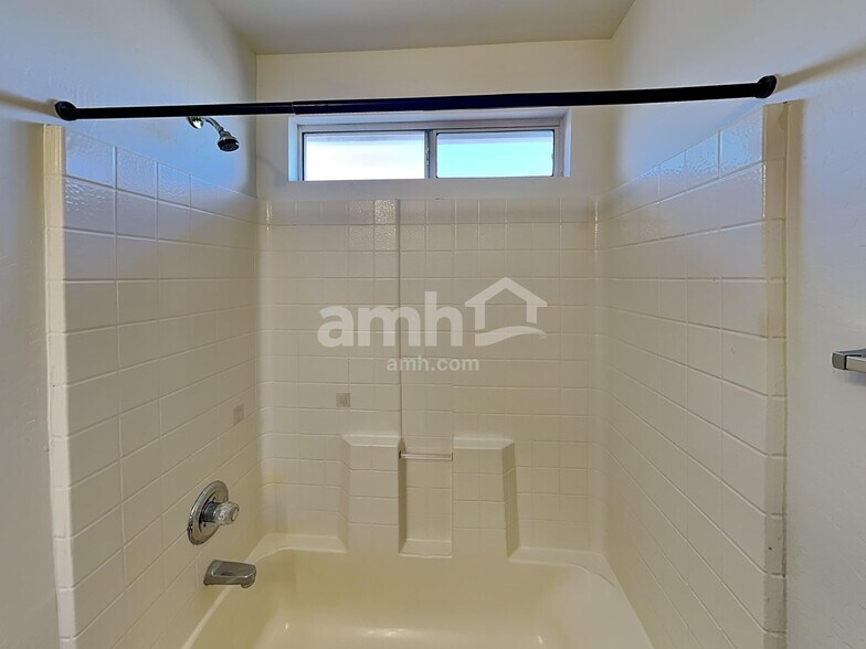 Building Photo - 11801 N Olive St