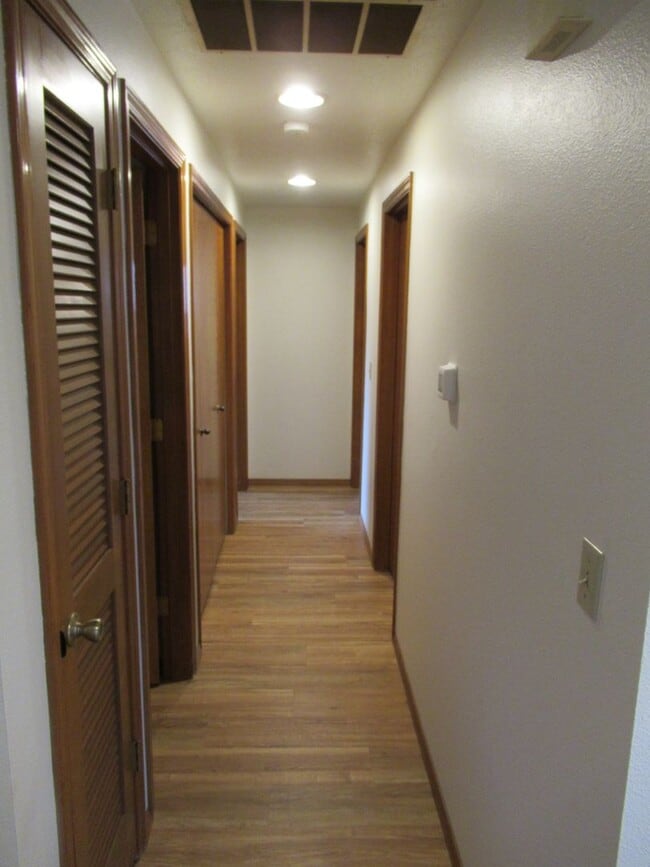 Building Photo - Large Three Bedroom in South Salem!