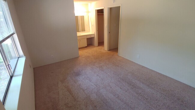 Building Photo - Beautiful Three Bedroom Two Bath Home with...