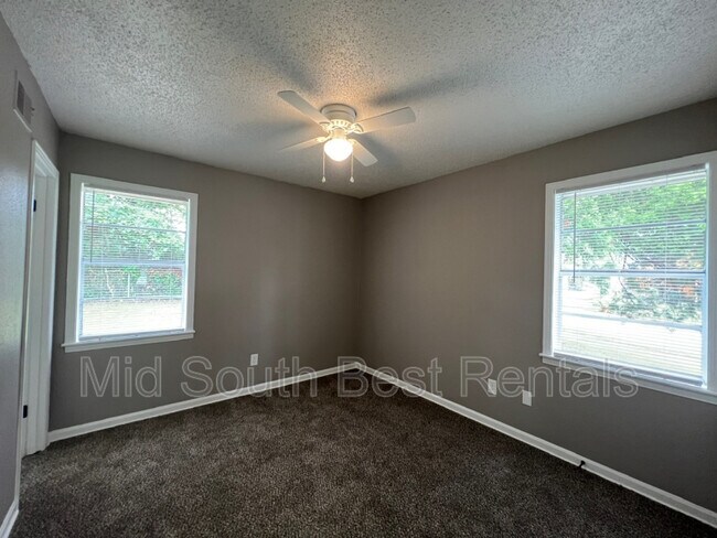 Building Photo - 2743 Northmeade Ave