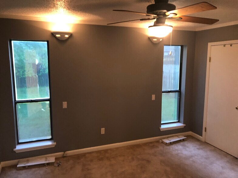 Building Photo - 12 Oak Forest Pl