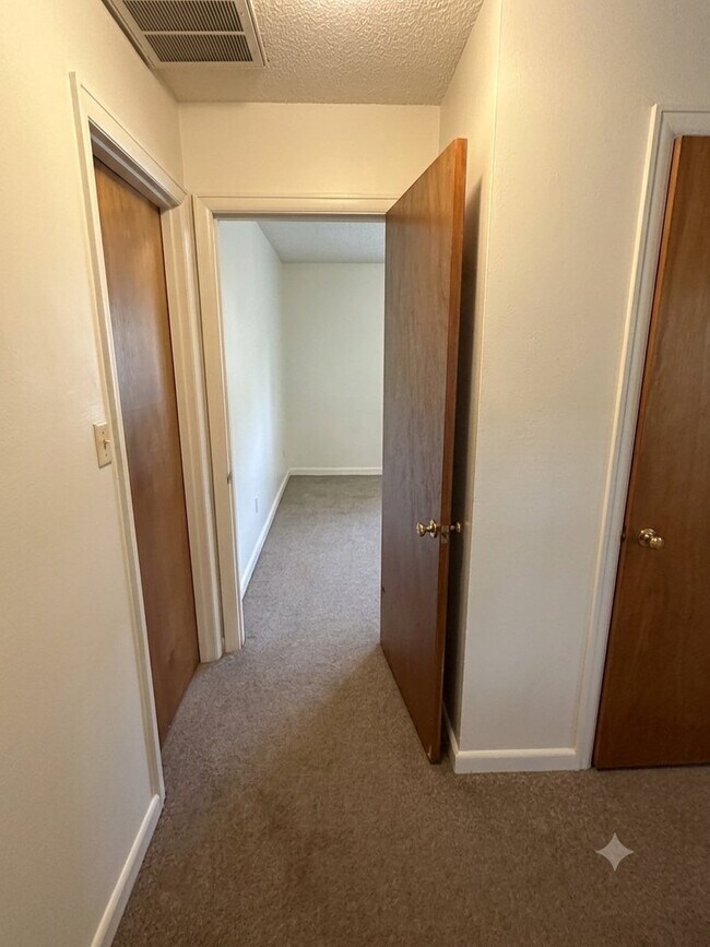 Building Photo - 3105 Woodmore Ln NW
